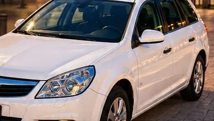 Weisser Opel Kombi von Taxi Wohlen